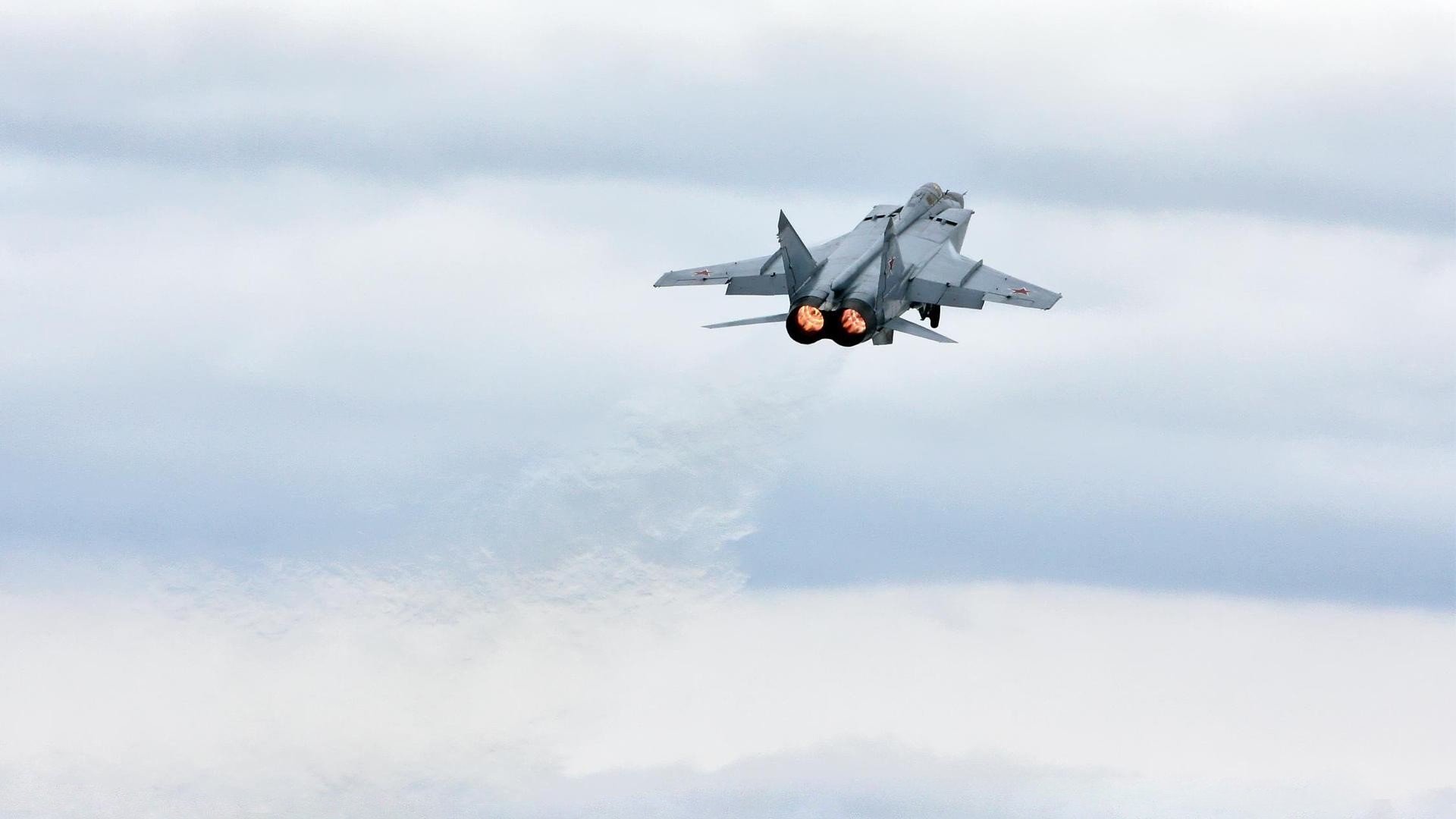 梅西带领阿根廷加时击败哥伦比亚,捧杯,梅西带领阿根廷加时击败哥伦比亚,捧杯的是谁